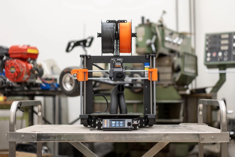 3D printer na mizi v delavnici